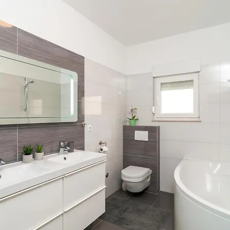 4 Bedroom Gorgeous In Zrnovnica