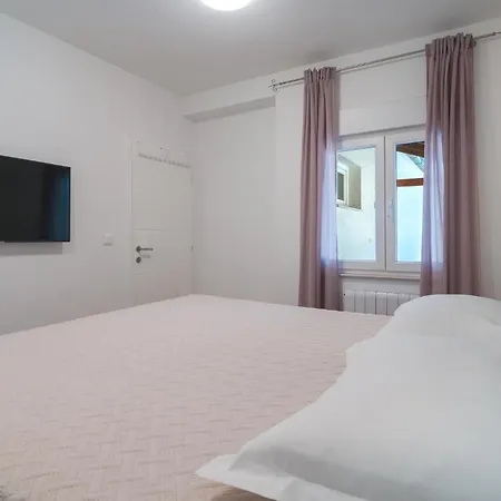 4 Bedroom Gorgeous In Zrnovnica