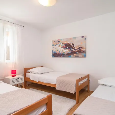 4 Bedroom Gorgeous In Holiday home *