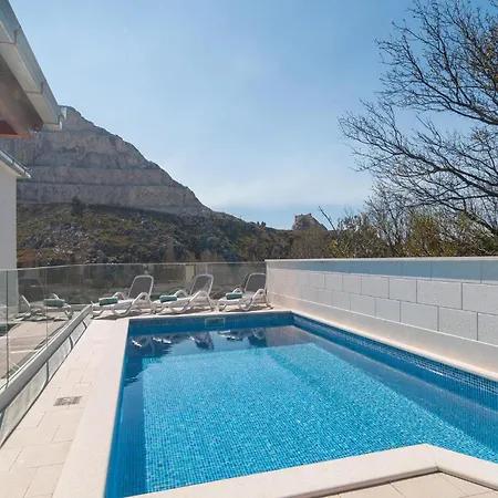 4 Bedroom Gorgeous In Holiday home