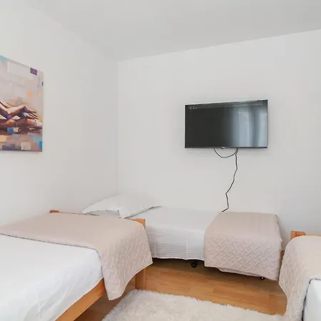 4 Bedroom Gorgeous In Holiday home *