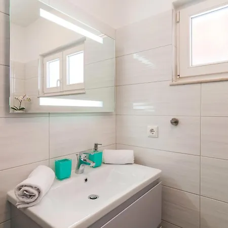 4 Bedroom Gorgeous In * Zrnovnica