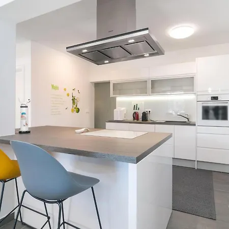 4 Bedroom Gorgeous In Zrnovnica