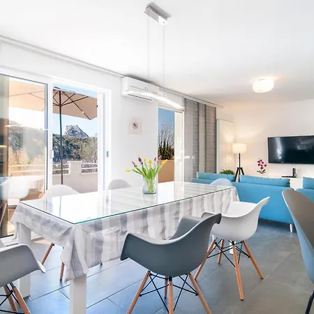 4 Bedroom Gorgeous In Holiday home *