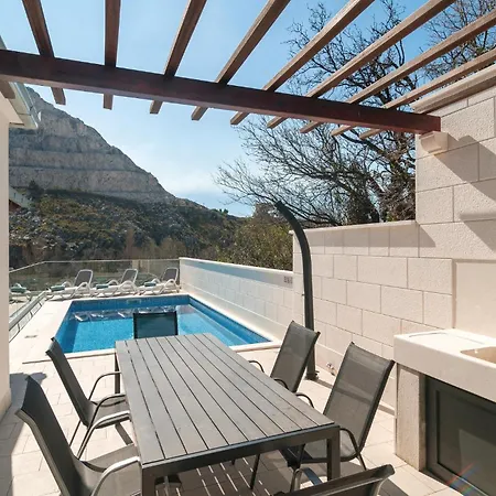 4 Bedroom Gorgeous In Holiday home *