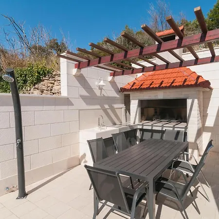4 Bedroom Gorgeous In Holiday home